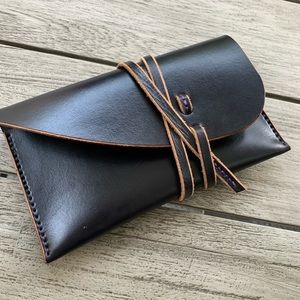HEADLANDS HANDMADE Black Leather Clutch Wa…